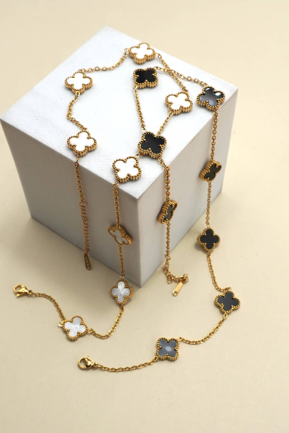 CLOVER NECKLACE-black